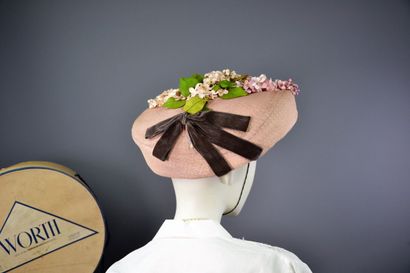 null Chapeau par la MAISON WORTH. Haute couture printemps-été - 1945-1947.

Le modèle...