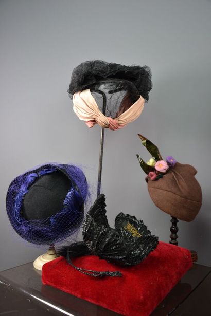 null Important lot de 5 chapeaux circa 1930-1940

1- Chapeau CAROLINE REBOUX. Début...