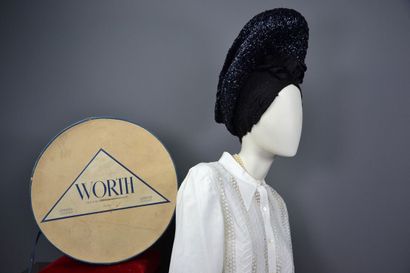 null Chapeau de jour par la MAISON WORTH. Haute couture - Milieu des années 40.

Le...