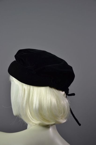 null Lot de chapeaux vers 1960 dont:

1- Bibi FRANCK MODES. Le modèle est réalisé...