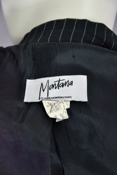 null Veste tailleur MONTANA par Claude Montana - Années 90

Elle est taillée dans...