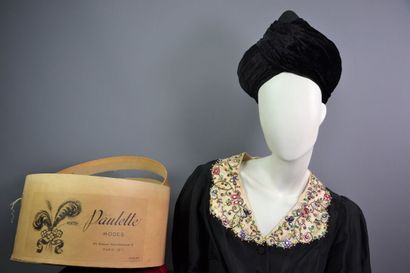 null Chapeau turban par la maison PAULETTE. Haute couture - Automne Hiver - Circa...