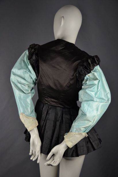 null Costume de page ou prince charmant. Vers 1900.

Il s'agit d'une veste réalisée...