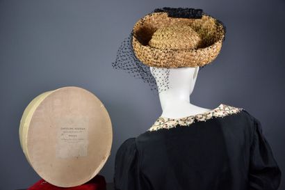 null Chapeau  par la maison CAROLINE

REBOUX. Haute couture printemps été

- circa...