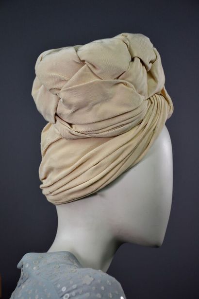 null Chapeau turban  par la maison ROSE VALOIS. Haute couture - Automne  

Hiver...