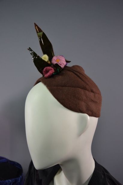 null Important lot de 5 chapeaux circa 1930-1940

1- Chapeau CAROLINE REBOUX. Début...