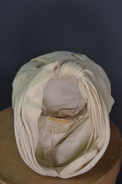 null Chapeau turban  par la maison ROSE VALOIS. Haute couture - Automne  

Hiver...