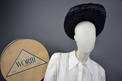 null Chapeau de jour par la MAISON WORTH. Haute couture - Milieu des années 40.

Le...