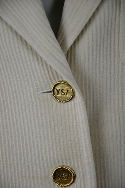null Lot de 2 vestes YVES-SAINT-LAURENT Variation. Circa 1990

- Veste taillée dans...