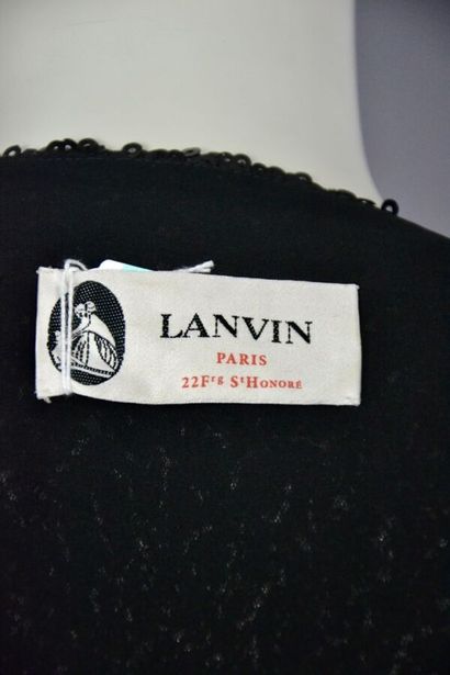 null Veste LANVIN

Le modèle est taillé dans un crêpe de soie noir transparent et...