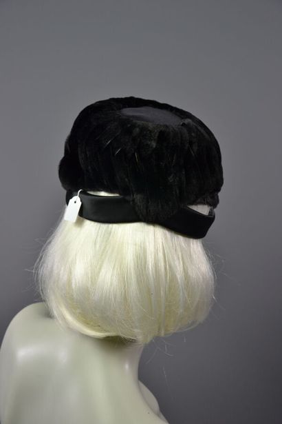null 
Lot de chapeaux vers 1960 dont:




1- Chapeau ROSE VALOIS - Le modèle est...