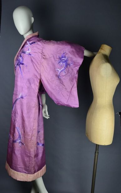 null Kimono japonisant par SHEHERAZADE bvd Haussmann à Paris. 

Le modèle est taillé...