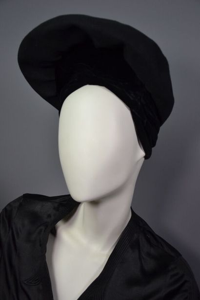 null Chapeau  par la maison CAROLINE

REBOUX. Haute couture automne hiver - circa...