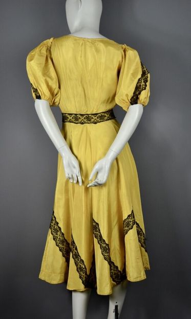 null Costume early twentieth century. 

Dress cut in a bright yellow ray. It has...