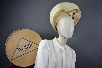 null Chapeau par la MAISON WORTH. Haute couture printemps-été 1945-1947.

Le modèle...