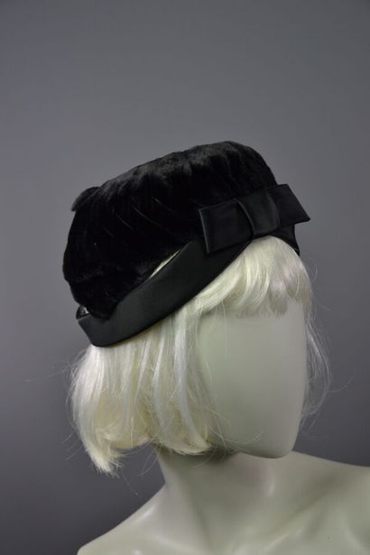 null 
Lot de chapeaux vers 1960 dont:




1- Chapeau ROSE VALOIS - Le modèle est...
