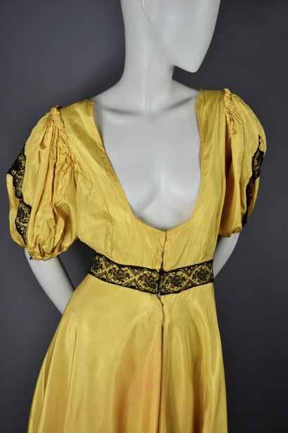 null Costume early twentieth century. 

Dress cut in a bright yellow ray. It has...