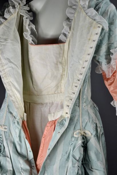 null Costume de théâtre : robe de cour imitant le XVIIIe siècle. Milieu du XXème...