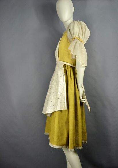 null Costume de théâtre - robe pastorale - deuxième moitié du XXème siècle.

Elle...