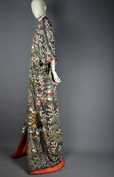 null Magnifique Kimono ancien du début du XXème siècle.

Il est réalisé en crêpe...