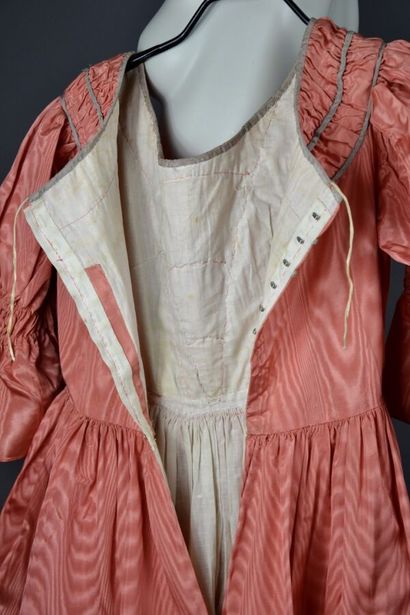 null Costume de théâtre : robe de cour inspirée du XVIIIe siècle. Milieu du XXème...
