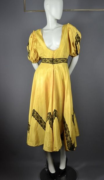 Costume début du XXème siècle. 

Robe taillée...
