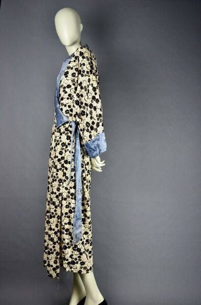 null Kimono ancien vers 1930.

Il est réalisé dans un tissu au toucher de coton à...