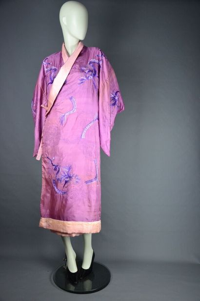 null Kimono japonisant par SHEHERAZADE bvd Haussmann à Paris. 

Le modèle est taillé...
