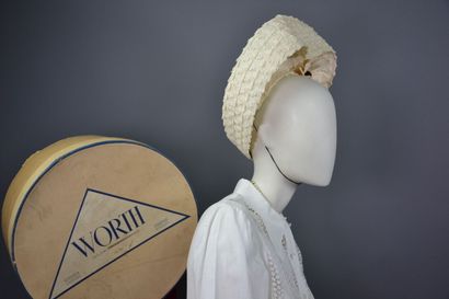 null Chapeau par la MAISON WORTH. Haute couture printemps-été 1945-1947.

Le modèle...