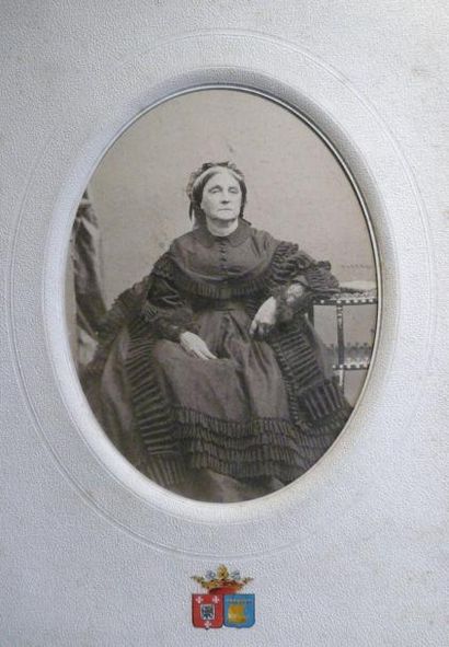 DISDERI Photographie ovale représentant le portrait d'une dame de qualité. Signée...