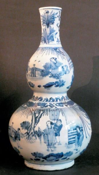 null Vase gourde en porcelaine à décor bleu / blanc de personnages. Chine XVIIe siècle...