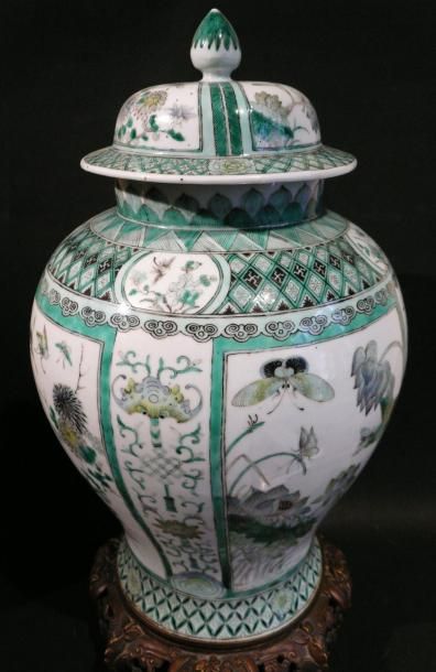null Grand vase couvert en porcelaine à décor de la famille verte de réserves, fleurs...