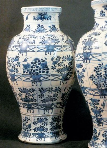 null Paire de vases en porcelaine de Chine blanc/bleu à décor en réserves de fleurs...
