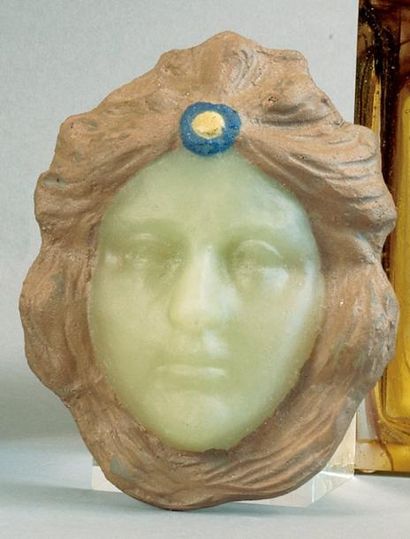 Georges DESPRET (1862-1952) Sculpture en pâte de verre représentant un visage féminin...