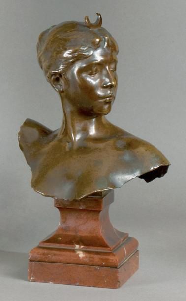 Alexandre FALGUIERE (1831-1900) Sculpture en bronze patiné représentant Diane en...