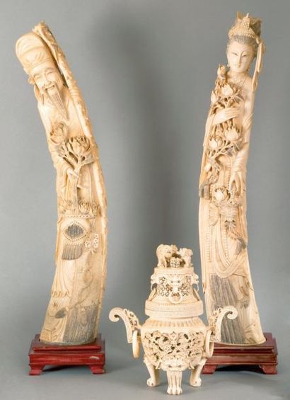 null Paire de défenses d'éléphant en ivoire sculpté représentant un couple de personnages....