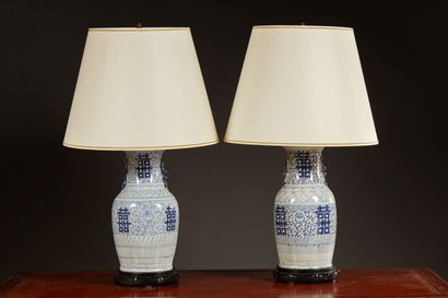 null Paire de lampes vases en porcelaine de Chine bleu et blanc à décor d'idéogrammes....