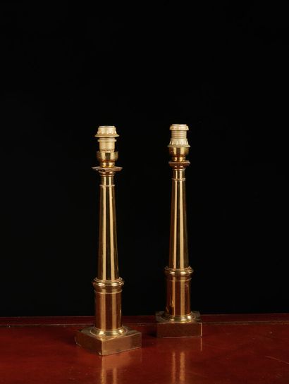 null Pair of varnished brass column lamps resting on a square base.
(Traces of use)
Height...