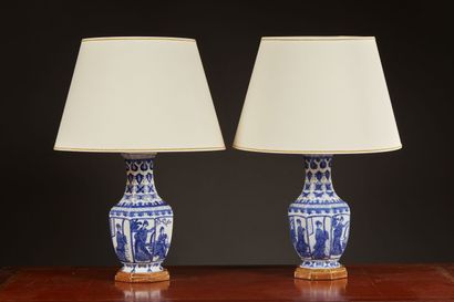 Vaughan Designs. Une paire de lampes vases...