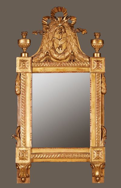 null Small gilded wood pediment mirror partly from the Louis XVI period. Modern mirror...