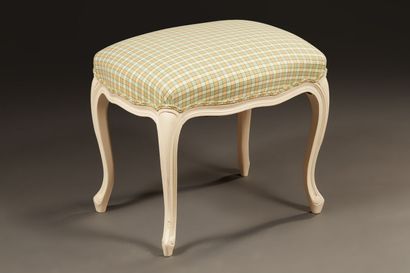 null Tabouret rectangulaire de style Louis XV en bois laqué crème couvert d'une toile...