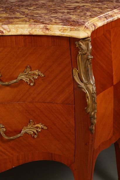 null Commode de style Louis XV en bois de placage ouvrant par deux tiroirs sans traverse....
