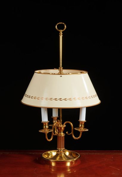 null Lampe bouillotte en métal doré et vernis de style Louis XVI à trois bras de...