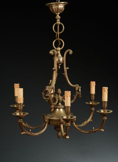 null Lustre en bronze de style Louis XIV à six lumières
(Traces d'usage)
Hauteur :...