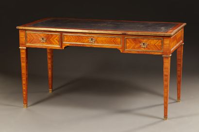 null Flat desk with all faces in rosewood veneer, opening with three drawers in the...