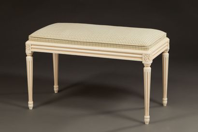 null Banquette de style Louis XVI en bois laqué crème reposant sur quatre pieds fuselés...