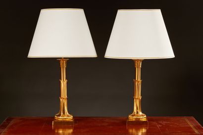 null Vaughan designs. Lotus Leaf Table Lamps. Paire de lampes colonnes en laiton...