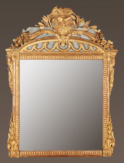 null Beau miroir à fronton d'époque Louis XVI en bois sculpté doré et laqué bleu....