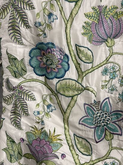 Pair of curtains in taffeta embroidered with...