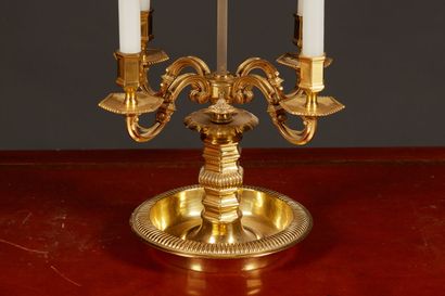 null Grande et belle lampe bouillotte à quatre lumières en bronze. Bassin à décor...